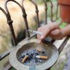 Риск астмы и бронхита: даже курение на балконе опасно для детей