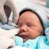 Выделения из глаз новорожденного: когда нужно бить тревогу?